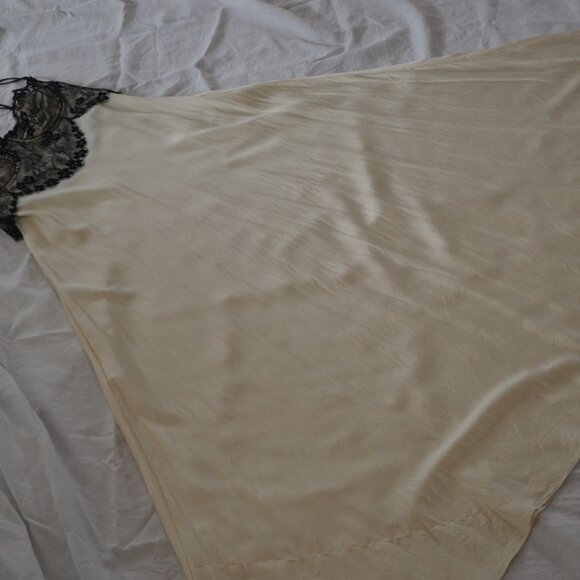 Vintage 1990s Victoria's Secret 100% SILK Ivory/Black Lace Night Gown Gold Tag M - Picture 7 of 16